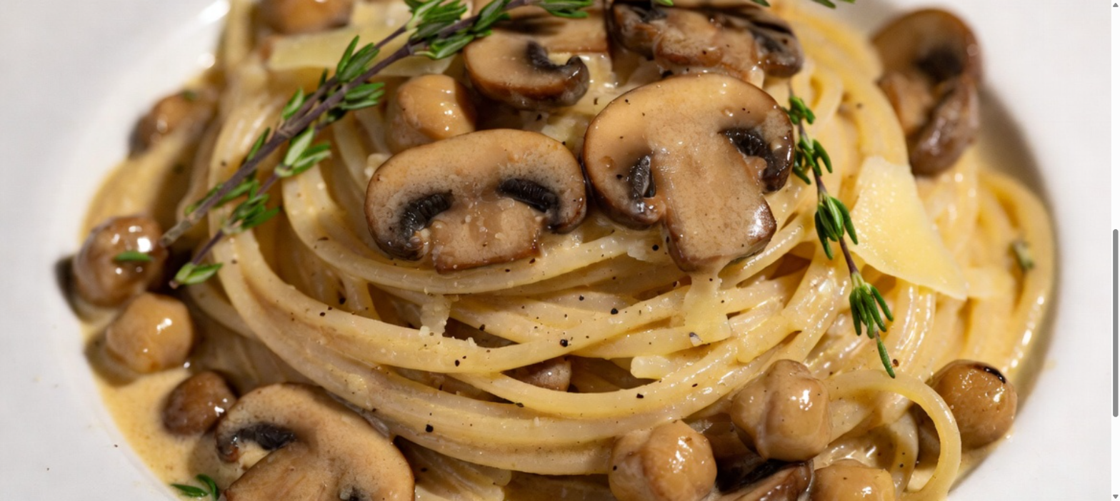 Špageti iz čičerike z bučkami in meto: poletna jed