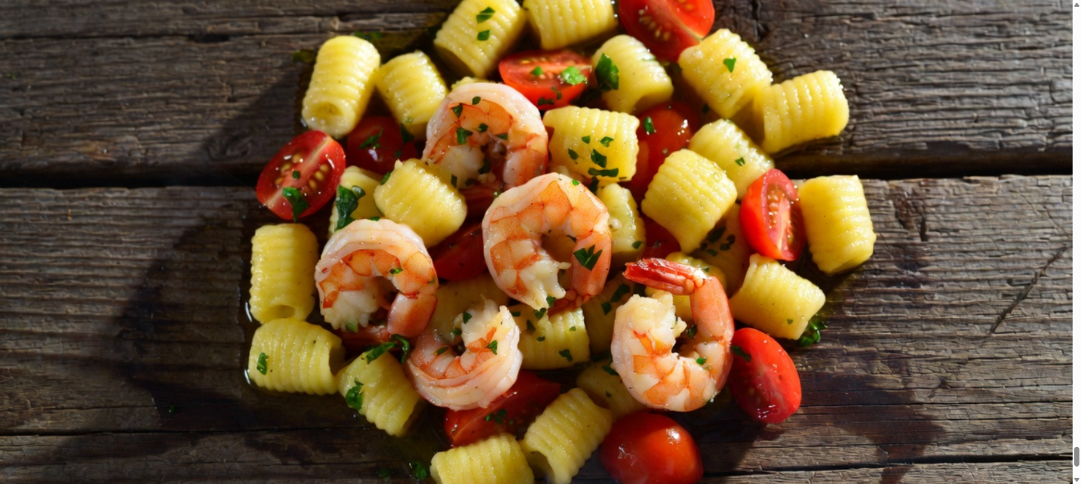 Njokci durum z omako iz pečenih paprik in feta sira: grški recept