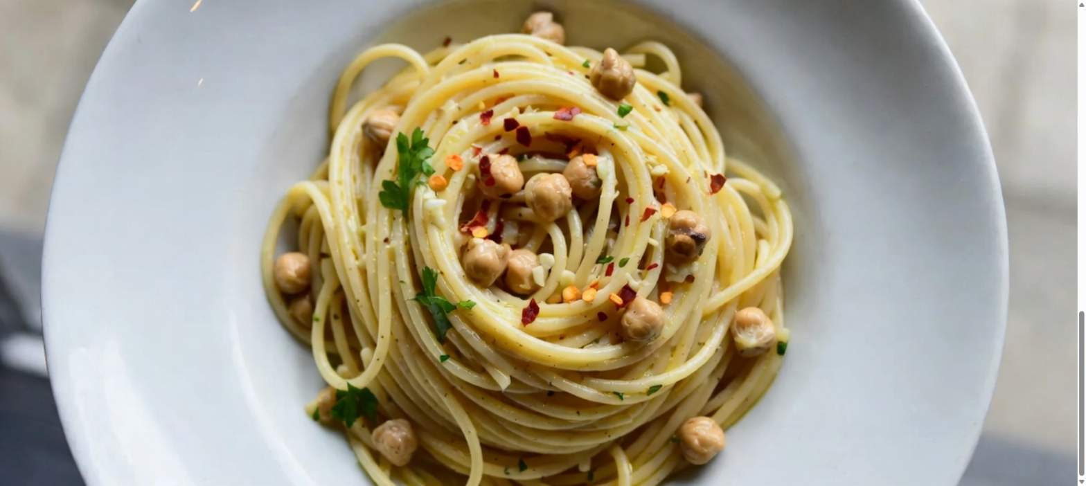 Špageti iz čičerike z omako iz čemaževe paste: pomladanski recept